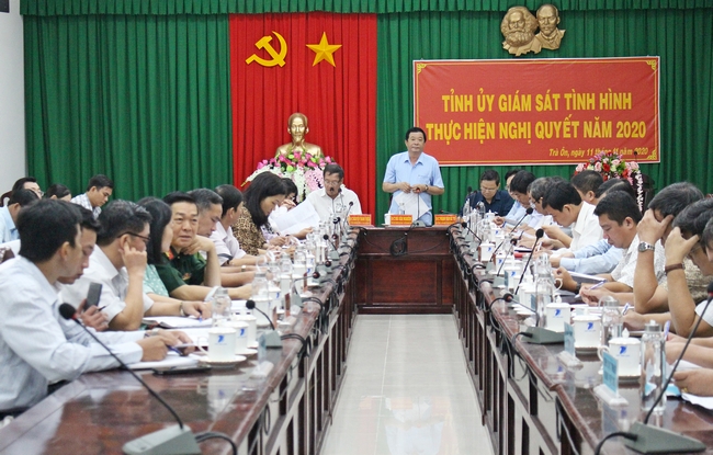 Đoàn giám sát làm việc tại Huyện ủy Trà Ôn.