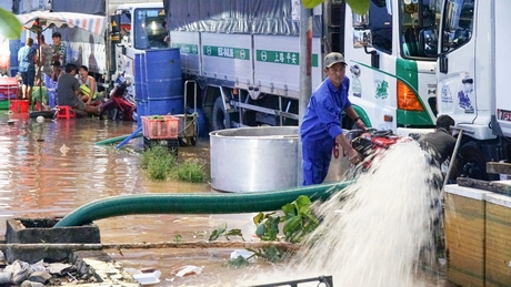 Khi “có nước”, các máy bơm hoạt động liên tục để “kéo nước” từ trong lòng phố ra sông rạch. Trong ảnh: Điểm đặt máy bơm ở Bến tàu khách Vĩnh Long.