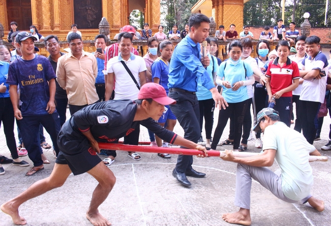 Tổ chức hoạt động văn hóa, vui chơi giải trí lành mạnh cho thanh niên dân tộc Khmer.