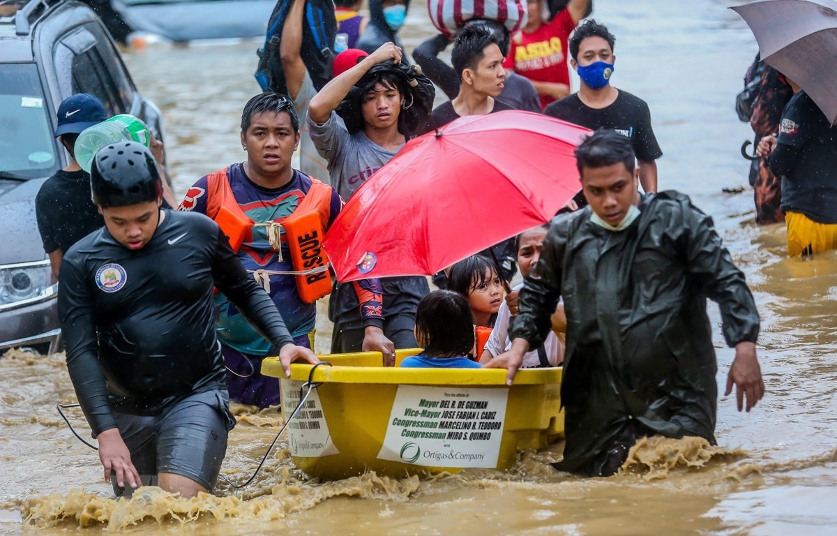 Lực lượng cứu hộ sơ tán người dân khỏi vùng ngập lụt do bão Vamco tại Manila, Philippines ngày 12/11/2020. (Ảnh: THX/TTXVN)