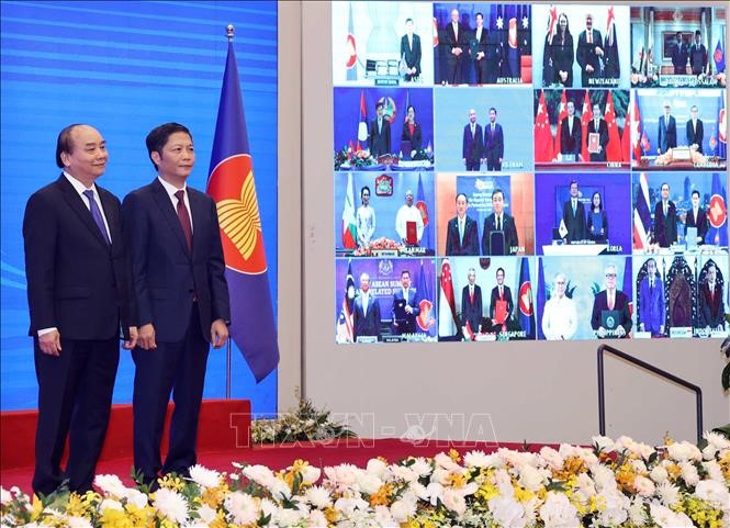 Thủ tướng Nguyễn Xuân Phúc, Chủ tịch ASEAN 2020 và Bộ trưởng Bộ Công Thương Trần Tuấn Anh và các nước tham dự lễ ký. Ảnh: Thống Nhất/TTXVN