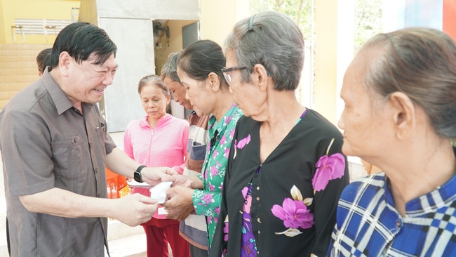 Ông Trần Văn Rón- Bí thư Tỉnh ủy Vĩnh Long trao quà cho hộ nghèo ở xã Nhơn Bình (Trà Ôn).