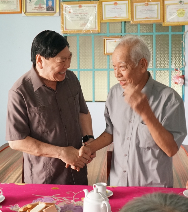 Ông Trần Văn Rón- Bí thư Tỉnh ủy Vĩnh Long thăm hỏi tặng quà cho hộ gia đình chính sách ở ấp Tường Ngãi (xã Nhơn Bình- Trà Ôn).