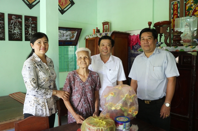 Ông Bùi Văn Nghiêm- Phó Bí thư Thường trực Tỉnh ủy, Chủ tịch HĐND tỉnh thăm hỏi, tặng quà cho hộ gia đình chính sách tại ấp Phú Mỹ 2 (xã Đồng Phú- Long Hồ).