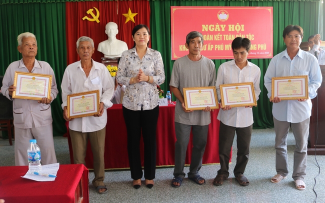 Trao tặng giấy khen cho các cá nhân có thành tích trong phong trào “Toàn dân đoàn kết xây dựng nông thôn mới, đô thị văn minh” tại xã Đồng Phú.