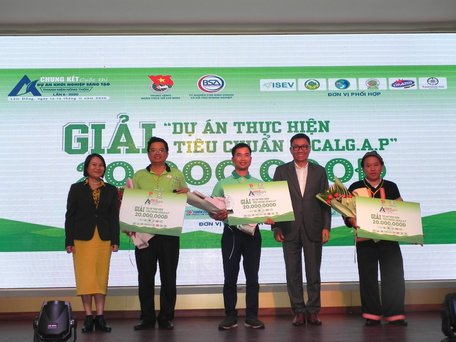 Anh Nguyễn Thanh Việt (thứ 2 từ trái sang) với dự án “Bánh phồng khoai lang” nhận giải thưởng dự án thực hiện theo tiêu chuẩn Local G.a.p