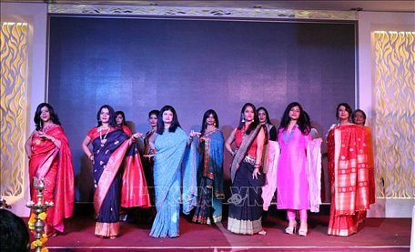 Chương trình biểu diễn thời trang Ấn Độ do các công dân Ấn Độ đang sinh sống tại Thành phố Hồ Chí Minh trình diễn.