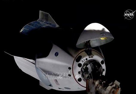Hình ảnh ghi lại từ Trung tâm của NASA cho thấy tàu vũ trụ Crew Dragon của Tập đoàn SpaceX (Mỹ) đang kết nối với Trạm Vũ trụ quốc tế, ngày 31/5/2020. Ảnh tư liệu: THX/TTXVN