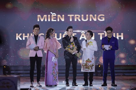 MC Thanh Hoài - Đặng Dung - Xuân Tiến - Trương Quốc Bảo giao lưu cùng Nguyên Vũ.