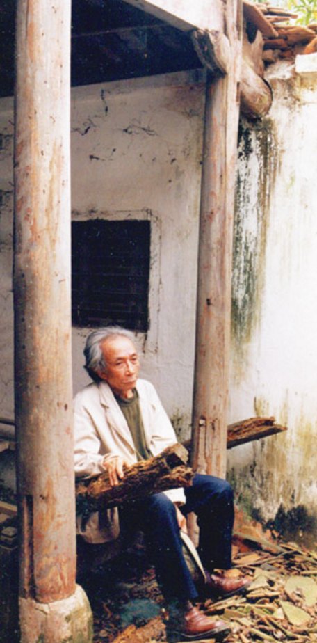 Nhà văn Kim Lân trong một lần trở về thăm ngôi nhà cũ tại làng Phù Lưu (xã Tân Hồng, Tiên Sơn, Bắc Ninh). Ảnh: Gia đình cung cấp