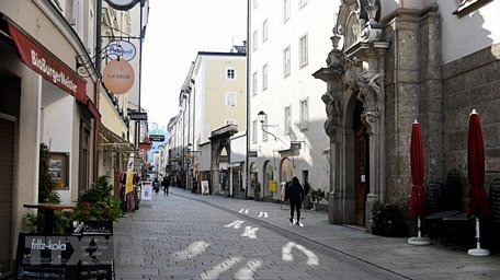 Cảnh vắng vẻ trên một đường phố ở Salzburg, Austria sau khi Chính phủ thắt chặt các biện pháp hạn chế để phòng chống dịch COVID-19. (Ảnh: AFP/TTXVN)
