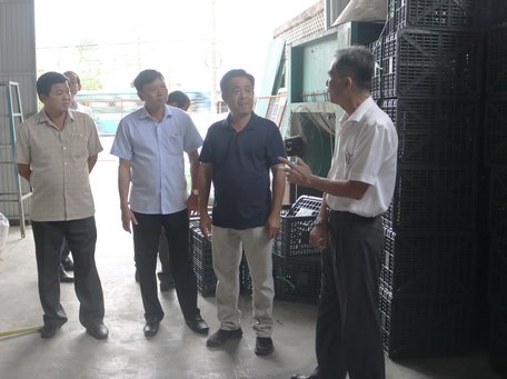 Phó Chủ tịch Thường trực UBND tỉnh- Lê Quang Trung tham quan và trao đổi với Giám đốc Công ty TNHH Nhựa công nghiệp Vạn Thành Vĩnh Long (thứ hai bên phải).
