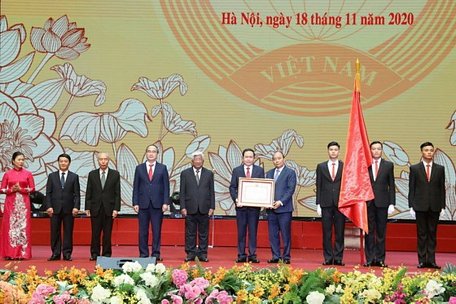 Trao tặng Huân chương Hồ Chí Minh cho MTTQ Việt Nam.