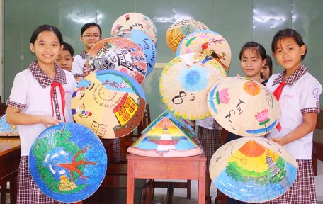 Những chiếc nón lá rực rỡ, ý nghĩa được các bạn trẻ Trường THCS thị trấn Long Hồ làm quà tặng cô giáo. 