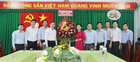 Đoàn công tác của Ban Tuyên giáo Tỉnh ủy Vĩnh Long đến thăm và tặng hoa chúc mừng Sở GD- ĐT.
