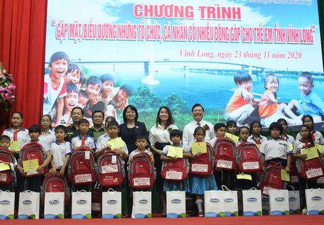 Phó Chủ tịch nước Đặng Thị Ngọc Thịnh trao quà và học bổng cho các em học sinh có hoàn cảnh khó khăn.