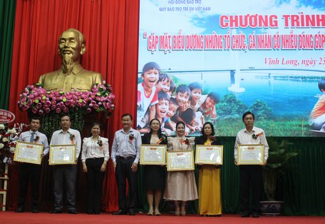 Quỹ Bảo trợ Trẻ em Việt Nam tặng giấy khen cho các cá nhân, tập thể đã có nhiều đóng góp cho trẻ em trong tỉnh.