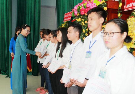 Bà Nguyễn Thị Quyên Thanh trao học bổng cho sinh viên.
