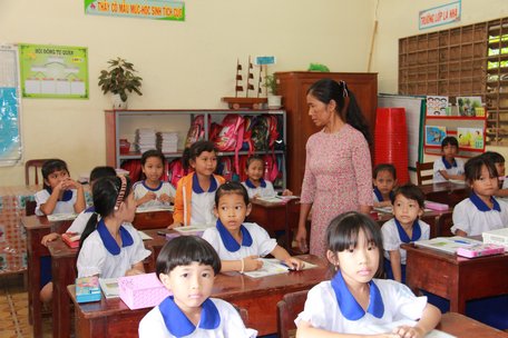 Cô Khel dạy Ngữ văn Khmer cho học sinh, cô rất vui vì các em được học chữ dân tộc mình.