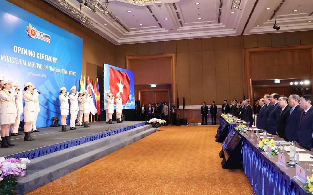 Thủ tướng Nguyễn Xuân Phúc và các đại biểu thực hiện nghi thức chào cờ. (Ảnh: Thống Nhất/TTXVN)