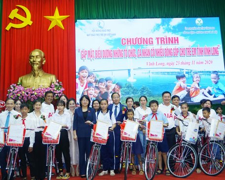 Phó Chủ tịch nước Đặng Thị Ngọc Thịnh trao học bổng và xe đạp động viên các em học sinh Vĩnh Long vượt khó học giỏi.
