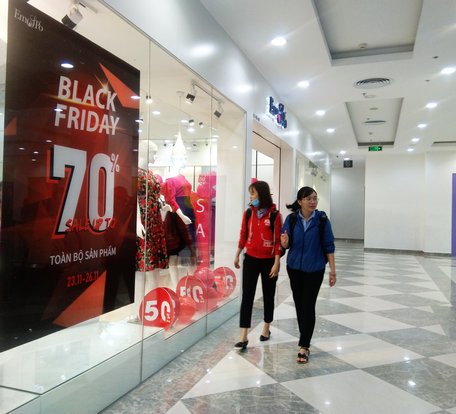 Một cửa hàng thời trang giảm giá đến 70%