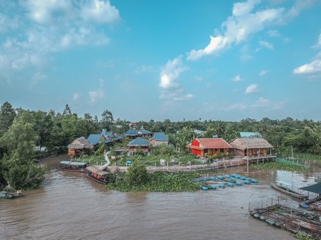 Toàn cảnh khu Mekong Riverside Homestay chụp từ trên cao.