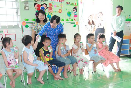 Bà Trương Thanh Nhuận- Giám đốc Sở GD- ĐT Vĩnh Long kiểm tra việc thực hiện đề án sữa học đường tại các trường.