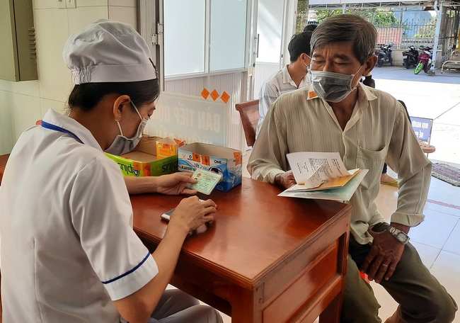 Người dân đo thân nhiệt, sát khuẩn tay, khai báo y tế tại Bệnh viện Lao và Bệnh phổi tỉnh Vĩnh Long.