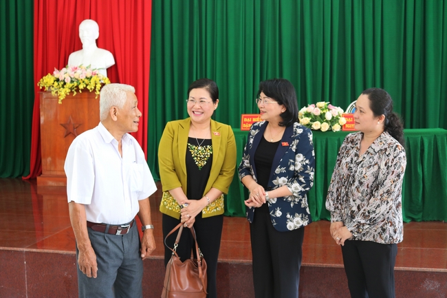 Đại biểu Đặng Thị Ngọc Thịnh, Nguyễn Thị Minh Trang trao đổi thêm với cử tri.