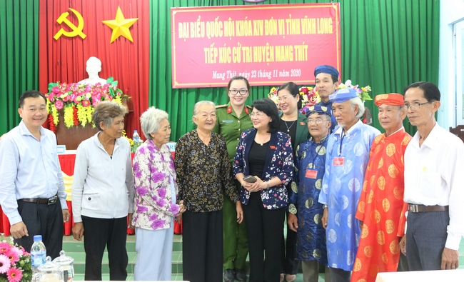 Phó Chủ tịch nước Đặng Thị Ngọc Thịnh trao đổi với cử tri Vĩnh Long bên lề buổi tiếp xúc.