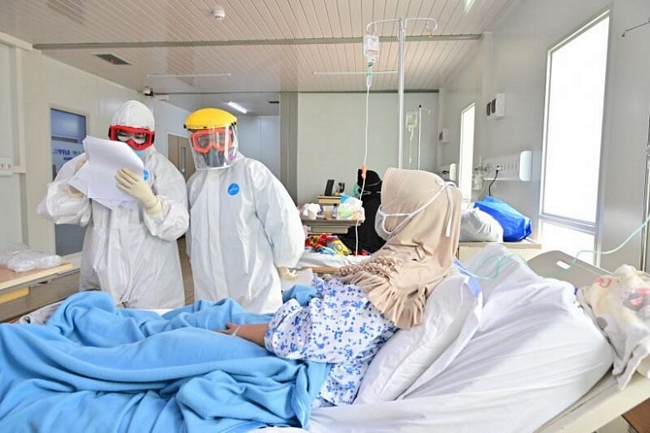 2/3 trong số 98 bệnh viện ở Thủ Jakarta báo cáo tình trạng khu cách ly đã vượt công suất 70%. Ảnh: AFP
