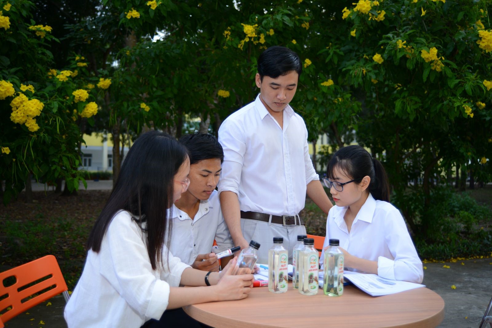 Nhóm sinh viên nghiên cứu bên sản phẩm từ dừa nước. 