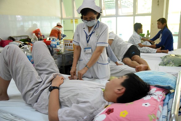 Nhiều bệnh nhi mắc sốt xuất huyết điều trị tại khoa bệnh nhiệt đới Bệnh viện Nhi đồng Đồng Nai - Ảnh: A LỘC
