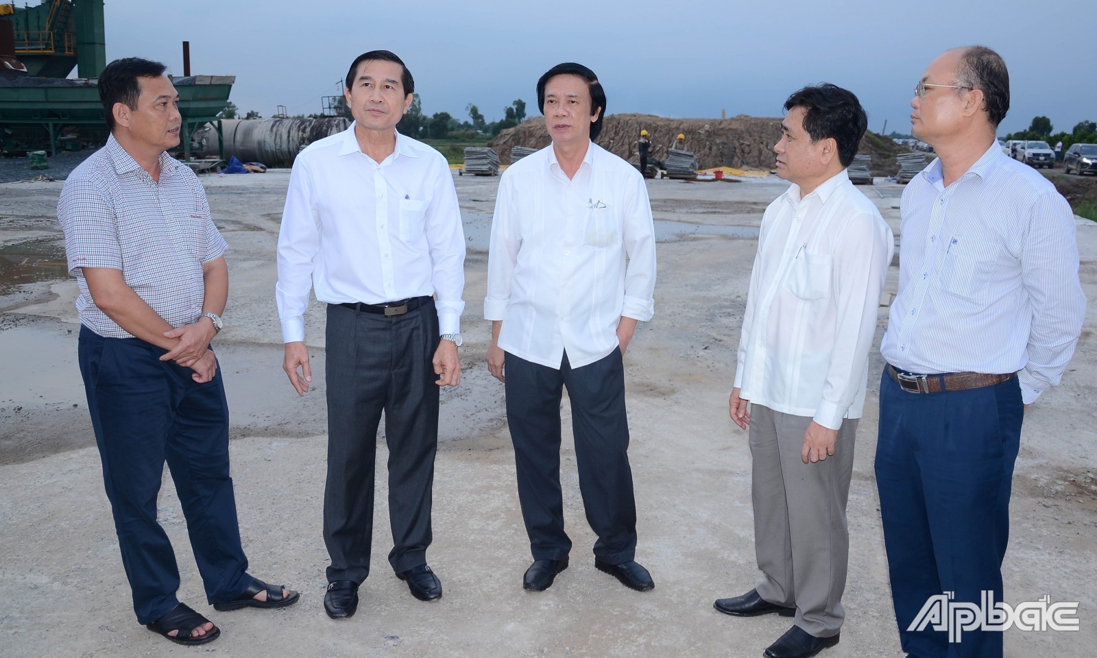 Đồng chí Nguyễn Văn Danh (giữa) cùng lãnh đạo UBND tỉnh Tiền Giang và thành viên trong đoàn khảo sát tiến độ Dự án.
