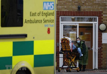 Chuyển bệnh nhân COVID-19 tới bệnh viện tại Essex, Anh. (Ảnh: AFP/TTXVN)