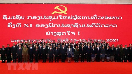  Ban chấp hành Trung ương khóa XI Đảng NDCM Lào chụp ảnh chung. Ảnh do Ban Tổ chức cấp. (Ảnh: TTXVN)