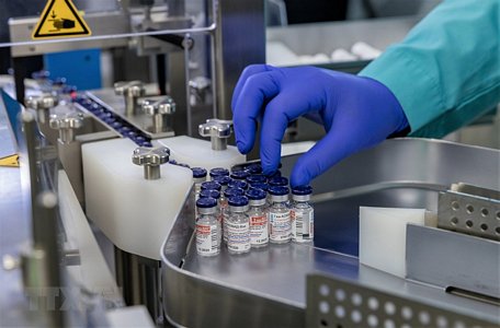 Dây chuyển sản xuất vaccine Sputnik V ngừa COVID-19 tại nhà máy dược phẩm ở Karaganda, Kazakhstan, ngày 22/12/2020. (Ảnh: THX/TTXVN)