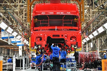 Công nhân làm việc tại dây chuyền sản xuất xe tải hạng nặng của Tập đoàn sản xuất ô tô Thiểm Tây, Trung Quốc. Ảnh: THX/TTXVN
