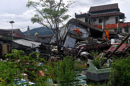  Cảnh tượng hoang tàn tại Mamuju, West Sulawesi, Indonesia, sau trận động đất 6,2 độ Richter - Ảnh: REUTERS