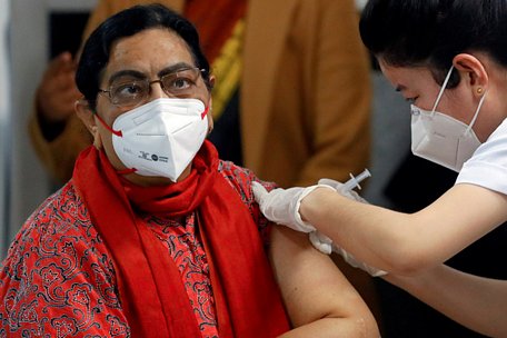 Một nhân viên y tế được tiêm ngừa COVID-19 ở New Delhi, Ấn Độ, ngày 16/1 - Ảnh: REUTERS