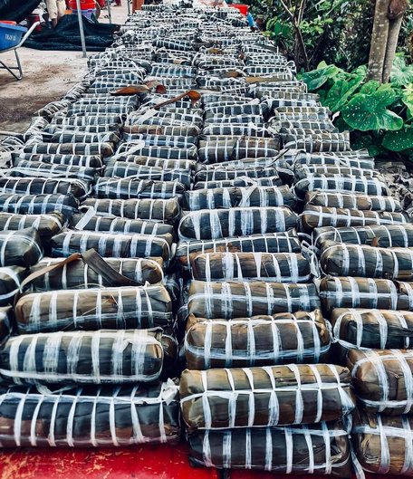 Hàng ngàn đòn bánh tét được người dân Vĩnh Long chuẩn bị để gửi về miền Trung đợt lũ lịch sử cuối năm 2020. 