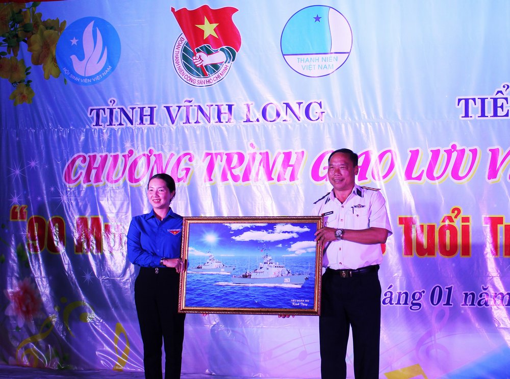 Tỉnh đoàn Vĩnh Long trao ảnh lưu niệm cho Tiểu đoàn 563.