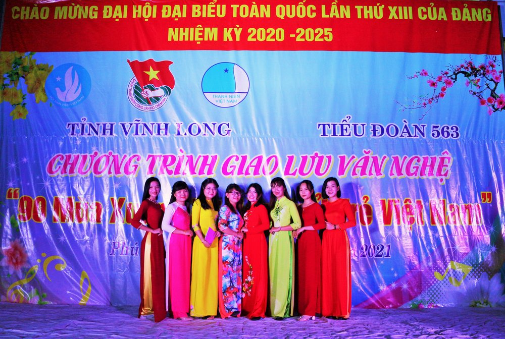 Tuổi trẻ Vĩnh Long biểu diễn trang phục áo dài truyền thống Việt Nam.