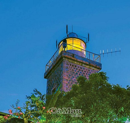 Ngọn hải đăng trên đảo Hòn Khoai được xây dựng từ thời Pháp thuộc, là một trong những công trình đèn biển có mặt sớm nhất tại hải phận Việt Nam (năm 1920).