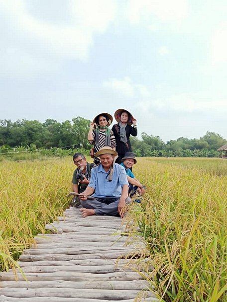 Anh Tư Việt (ngồi trước) trên ruộng lúa mùa cạn ở Kiên Giang.