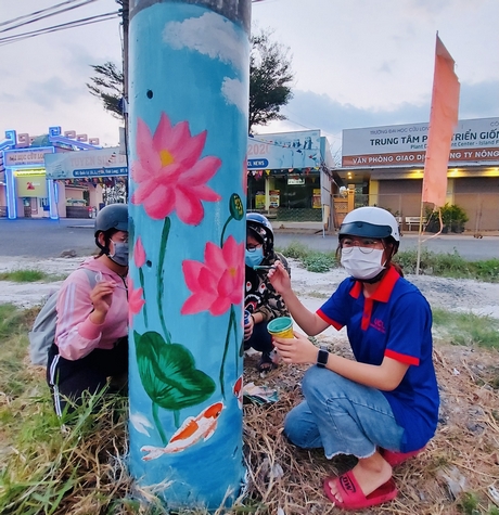 Bạn trẻ vẽ hoa cho cột điện thêm đẹp, góp phần xây dựng mỹ quan nông thôn