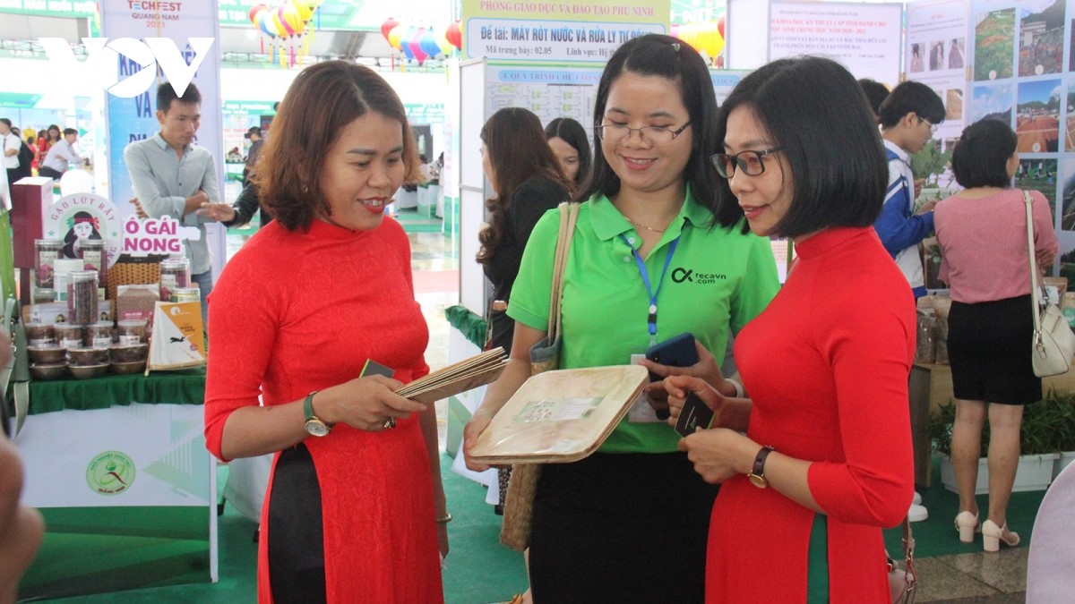 Phan Vũ Hoài Vui (áo xanh) giới thiệu sản phẩm được làm từ mo cau cho khác tại Ngày hội khởi nghiệp sáng tạo tỉnh Quảng Nam lần thứ 2.