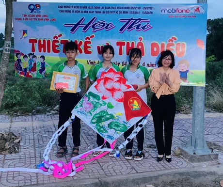 Bà Nguyễn Thị Minh Hạnh- Trưởng ban Dân vận Tỉnh ủy trao giấy khen và quà cho nhóm thí sinh đạt giải đặc biệt.