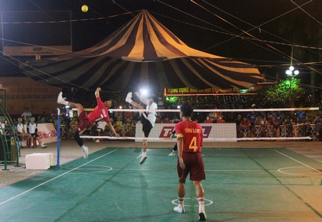 Các VĐV Phạm Thị Thanh A Thi, Huỳnh Thị Hồng Gấm, Nguyễn Thị Thanh Thảo (từ trái qua) tham gia thi đấu và xác nhận kỷ lục quốc gia mới.